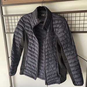 Lightweight puffer coat with side stretch